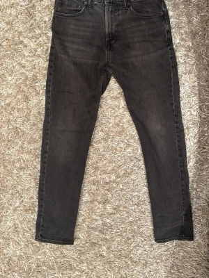 Gråa slim fit jeans  - Säljer ett par gråa jeans med tvättad look. Jeansen har klassisk femficksdesign, smal passform vid höften. Perfekta för att matcha en outfit med! W29 L32 