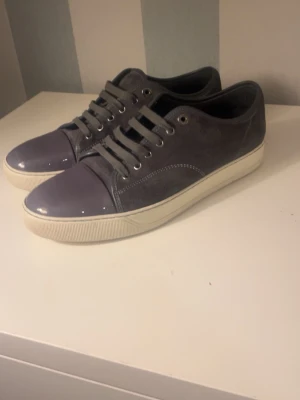 Grå Lanvins - Säljer dessa äkta lanvins för 2200, storlek uk 9 och kommer med dustbag, skick: 8/10 priset kan diskuteras vid snabba affär. 