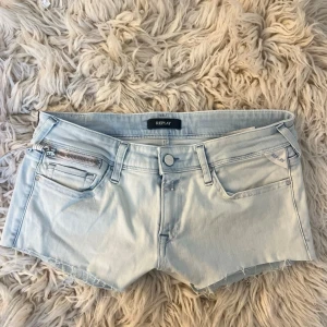 F11 Super lowrise lågmidjade jeanshorts superljusblå - SÄLJER MASSA FLERA LÅMGIJADE JEANSHORTS PÅ MIN PROFIL! 💞💞Sååå fina! Midja ca 40 cm +stretch! Storlek uppskattad som S