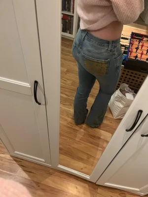 Lowwaist jeans med guldigt leopard tryck - Jeansen är low waist och bootcut och har ett guldigt leopard tryck på ena fickan. Jeansen är från Gina tricot och i storlek 38💕