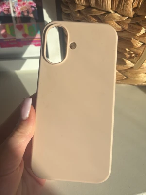 beige/ljusrosa mobilskal  - skit snyggt mobil skal till iphone 16. Färgen på skalet skiljer lite i solljus och i skugga. Skalet är använt en gång så jag bara provade den.