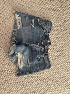 Blåa jeansshorts  - Väldigt trevliga jeansshorts. Perfekta till i sommar!💛