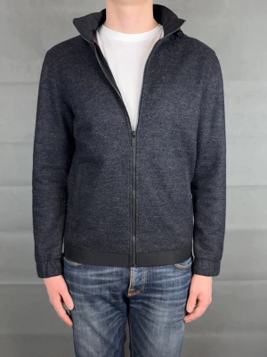 Massimo dutti ullcardigan  - Massimo dutti ullcardigan  | Storlek: L, men passar M | Mycket bra skick | Modellen är 183 och väger ca 70 kg | Hör gärna av dig vid frågor och funderingar! 🤗