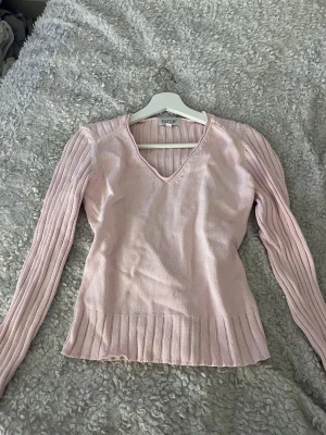 Stickad tröja - Rosa stickad tröja från Tatch 100% bommul