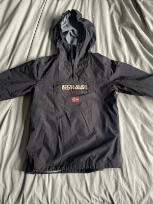 Napapijri jacka - Säljer min napapijri jacka då den är för liten för mig. Den är i bra skick och sparsamt använd. Storlek 170/16 men passar större. För frågar eller annat säg till!👍