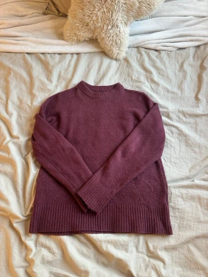 Vinröd stickad tröja💘 - En vinröd stickad tröja med ribbade detaljer, som är välanvänd från newyorker💘strl Xs och tröjan är lite nopprig 