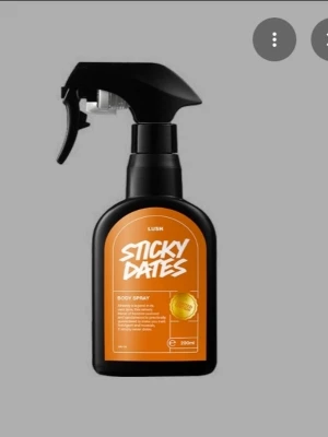 50ml Lush Sticky Dates  - 50ml Lush Sticky Dates i plast sprejflaska. Inte i original flaska 😊 