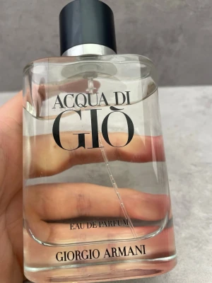 Acqua di Giò Eau de Parfum - Acqua di Giò Eau de Parfum från Giorgio Armani kommer i en stilren, transparent glasflaska med svart lock och tydlig logotyp på framsidan. Doften är fräsch och elegant, perfekt för dig som gillar exklusiva parfymer med modern känsla.