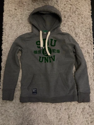 Superdry hoodie - Säljer min vintage Superdry hoodie i storlek M! Den har inga tydliga tecken på användning, dvs bra skick. Om det det skulle vara någon fråga är det bara att slänga iväg ett pm😁