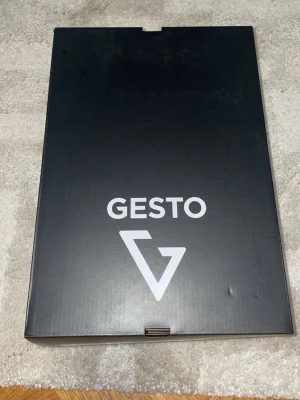 Svarta sneakers från Gesto - Stilrena svarta sneakers från Gesto med vit sula och svart ovandel i mesh-tyg. Skorna har klassisk snörning och diskret logga på plösen. Perfekta för dig som gillar en clean och sportig look.