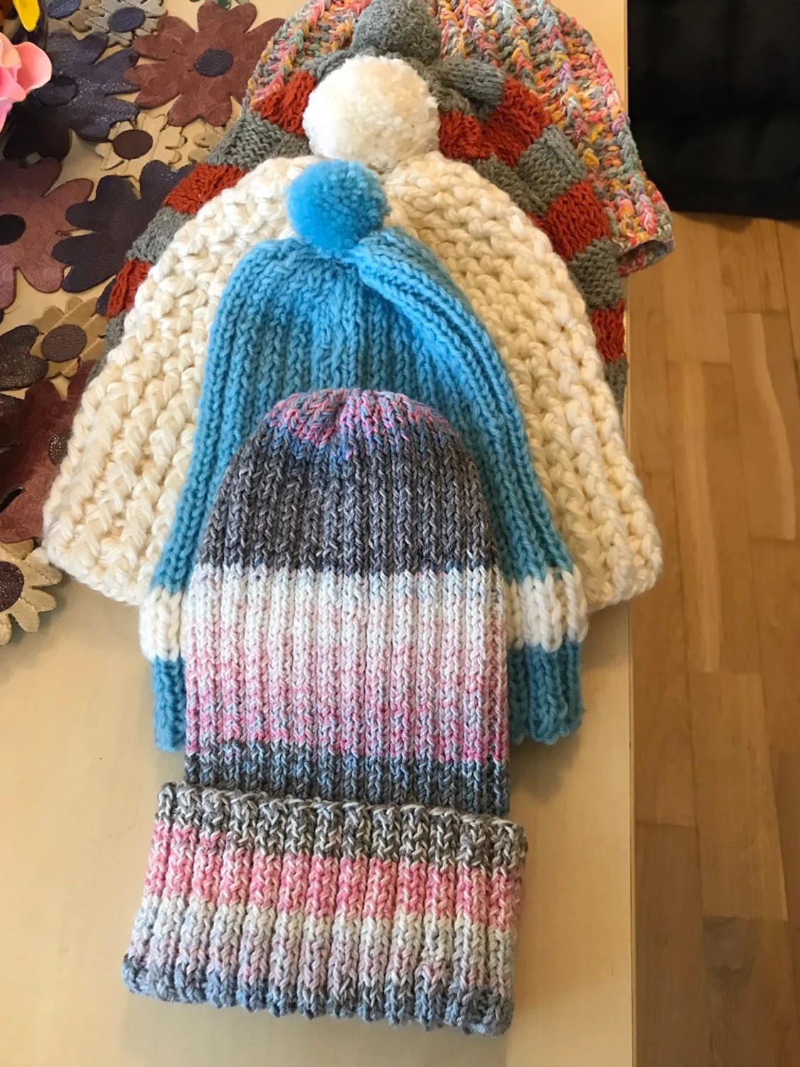 Färgglad virkad mössa med tofs - 4