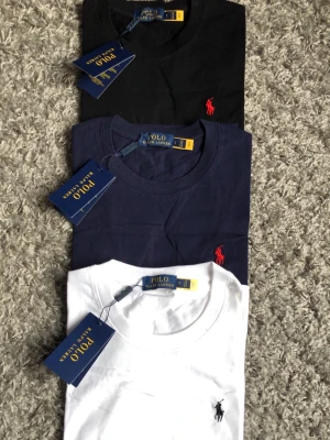3-pack t-shirts från Polo Ralph Lauren - Säljer nu mina t-shirts för att jag råka klicka i fel storlek. Det är ett 3-pack klassiska t-shirts från Polo Ralph Lauren i ett svart, marinblå och vit. Alla har rund hals, korta ärmar och den ikoniska broderade loggan på bröstet. Perfekta basplagg i mjuk bomull som funkar till allt. För alla tre ska jag ha 1199 men priset går att diskutera, om du vill köpa enskilda så hör av dig, kostar 399 styck. Om du har några frågor så hör gärna av dig. Allt gott//Alexander!✨