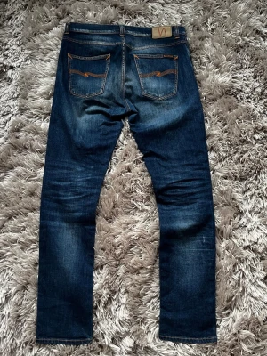 Nudie Jeans - Tjena! Säljer nu dessa Nudie Jeans. Storlek 33x34 - Skick 9/10 - Nypris på dessa är ca 1800 och mitt pris 599, (pris kan diskuteras vid snabb affär). Hör gärna av er vid minsta fundering/fråga. MVH JL STORE