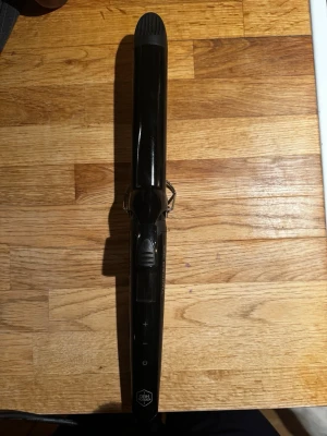 Svart Touch Curler locktång 32mm - Säljer en svart Touch Curler locktång från OBH Nordica med 32mm diameter. Locktången har digital display, plus- och minusknappar för temperatur och ett greppvänligt handtag. Perfekt för att fixa snygga lockar snabbt och enkelt. Det finns en liten repa under klämman ( Se bild 4) 