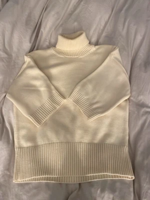 Stickad polo tröja  - Super fin från H&M