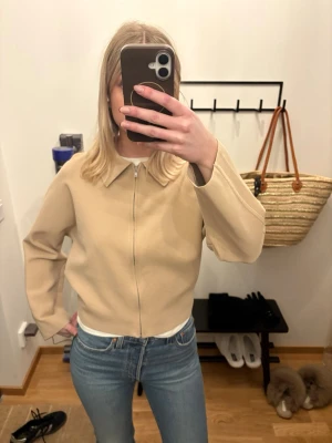 Kofta från COS - Kofta från COS i en superfin beige färg. Använd 1 gång.