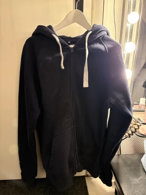 russemerch kofta - marinblå russemerch kofta i storlek XL. pris går att diskutera vid snabb affär. postar inom 1-2 dagar.