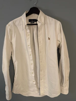 Vit skjorta från Ralph Lauren - Tjena säljer en sjukt snygg polo Ralph lauren skjorta! Skick 8/10, passar till allt, hör gärna av er vid fler frågor eller funderingar, mvh