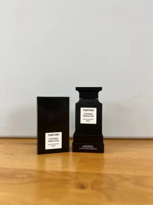 Tom Ford Fucking Fabulous EdP 100 ml - Tom Ford Fucking Fabulous Eau de Parfum i 100 ml flaska. Parfymen kommer i en matt svart, fyrkantig flaska med tydlig vit etikett och matchande svart kartong. Flaskan har en exklusiv och modern design som verkligen sticker ut på parfymhyllan.