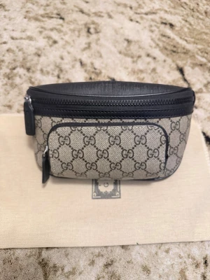 Gucci Shoulder Bag ☔️‼️ - Sjukaste midjeväskan säljs just nu, eftersökt av många och väldigt stilig, bra pris för en sådan väska och trendar just nu, först till kvarn!