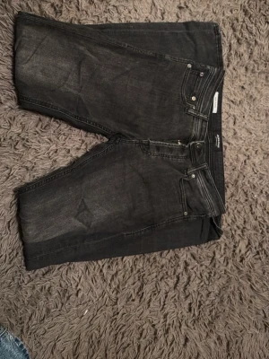 Svarta slim jeans Jack & Jones - Snygga svarta slim fit jeans från Jack & Jones, modell Glenn. Klassisk femficksdesign och diskreta sömmar. Jeansen har en modern passform och är tillverkade i ett mjukt denimtyg som sitter skönt hela dagen. Har även lite frän tvätt på de🤗