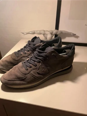 Philippe model skor - Säljer nu dessa feta Philippe model Trpx i en mörk brun färg i storlek 44. Skicket på dessa skulle jag bedöma är 9/10 då dem är fina intill och utanpå. Sulan är knappt sliten. För fler frågor eller funderingar är det bara att skriva