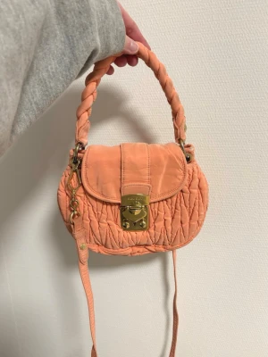 Miu miu väska - Miu miu väska som är köpt på Vestiaire collective, äkthets bevis finns. Skicket är bra. Väskan är även rymlig.