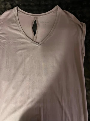 Klänning  - En längre klänning med slits nertill 