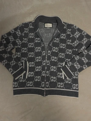 GG cardigan  - Gucci cardigan i storlek M men passar S bättre, den är endast prövad men var inte min stil. Ställ gärna eventuella frågor eller prisförslag😊.                                   Mvh Seller🤝