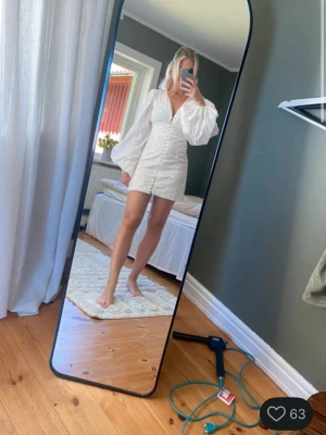 ADOORE kläning  - Säljer för att den tyvärr va förliten för mig! Köpte den helt oanvänd så den är i bra skick💕Har inga fläckar eller andra skavanker! Pruta gärna 