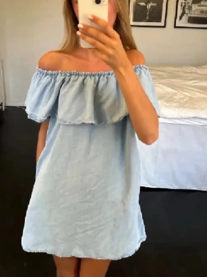 Ljusblå offshoulder klänning jeans still Zara - Söt ljusblå offshoulder klänning med volang! Lite jeans stil! Så snygg och inga defekter alls! Storlek xs men passar även S då den är stretchig!