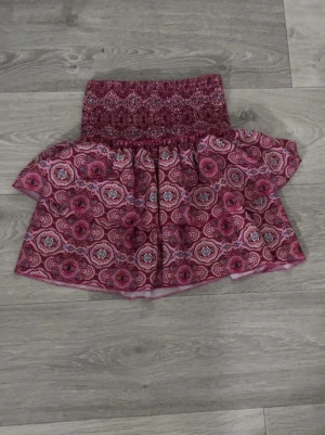 Rosa mönstrad kjol  - Supersöt rosa mönstrad kjol! Materialet är väldigt stretchigt så de passar alla storlekar i stortsätt! De är inbyggda shorts i dom. Och kanterna kan vikas ner💘