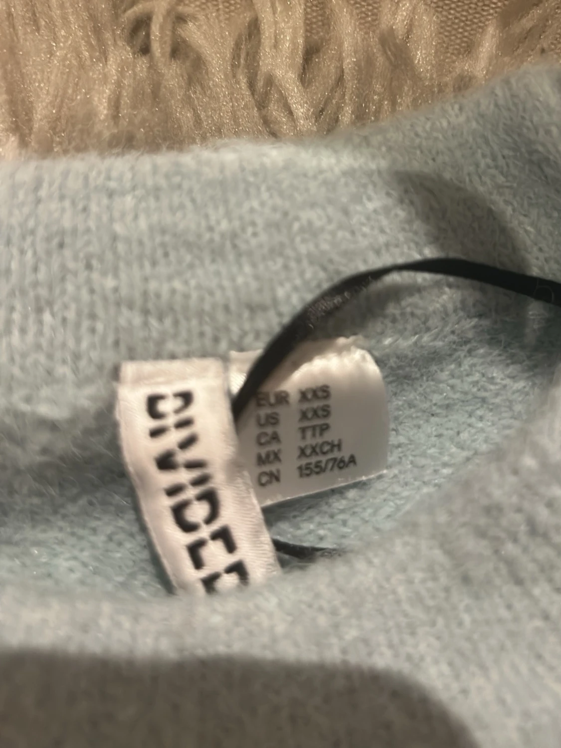 Ljusblå stickad tröja med text - 3