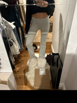 Grå mjukisbyxor med utsvängda ben - Bra skick