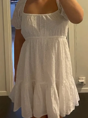 Studentklänning (utgått sortiment) - Helt ny klänning från &otherstories med prislapp - utgången modell i vit med söta detaljer i tyget och delvis öppen rygg. Storlek 38. Perfekt till student ellr sommarfester!