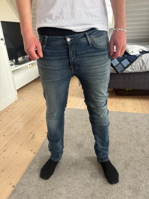 Jeans - Rak passform med skön stretch som sitter bra utan att kännas tajta. Den mellanmörka tvätten ger en clean, lite worn look som funkar till allt – hoodie, t-shirt eller skjorta när du vill levela 
