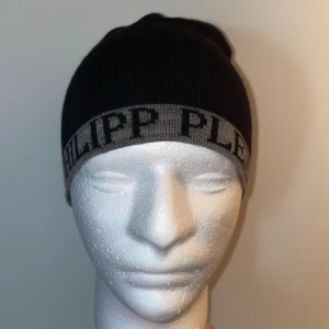 Philipp Plein Mössa-Mörkblå,One size - Helt ny. Fin replika med hög kvalitet. One size. Pris: 449kr. Först till kvarn. Skickas direkt inom 24h