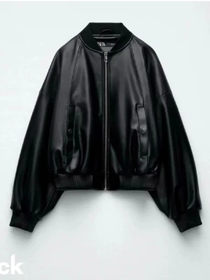 Svart skinnjacka från Zara - SÖKES - Söker denna skinnjacka från Zara, storlek M eller L. Har du en du vill sälja kontakta mig jättegärna!☺️