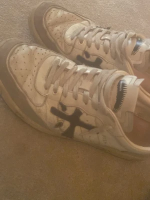 Premiata skor - Använda i ett år slitna men går att före vidare till någon annan. Super sköna och fina skor