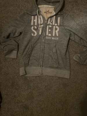 Hollister hoddie  - En hollister zip hoddie 8/10 skick grå färg och storlek M. Inga skador på den 