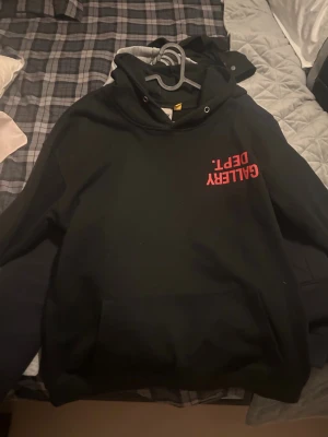 Gallery dept hoodie - Tröjan är storlek M men sitter som en S. Använt ett par gånger men väldigt bra skick. Köpt från depop
