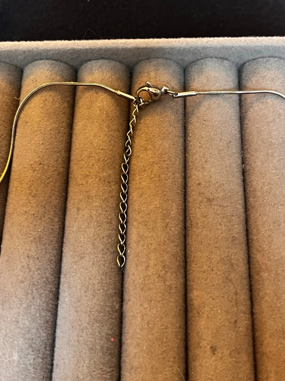 Guldfärgat halsband med pärlhänge - 1