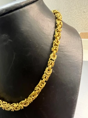 Guldpläterat kedjehalsband - Snyggt halsband i guldpläterad metall med flätad kedjedesign. Halsbandet har en chunky känsla och glänsande yta som ger ett exklusivt intryck. Perfekt för dig som vill sticka ut med ett statement-smycke. Ingen synlig logga eller märke.