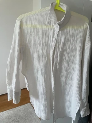 Vit blus  - Vit blus med en slits på sidan 
