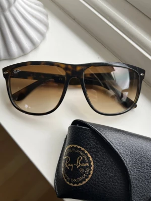 Ray-Ban Boyfriend Solglasögon  - Säljer ett par sköna RB4147 solglasögon! | Mycket fint skick! Ena skalmen kan behöva skruvas åt lite men går fortfarande att använda som vanligt helt utmärkt! | Kommer med fodral. | Storlek 60:15. | Ställ gärna frågor innan du köper!