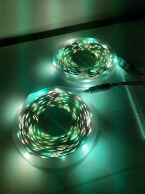20m LED strip-ljusslinga på rulle - 20m RGB LED-ljusslingor som ger ett starkt och coolt ljus. Slingorna är flexibla och passar perfekt för att lysa upp rummet, gaminghörnan eller festen. Kopplas enkelt in med medföljande kontakt.