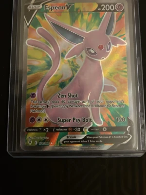 Pokémonkort Espeon V Full Art - Säljer ett Espeon V full art Pokémonkort med färgstark bakgrund och holografisk effekt. Kortet är från Sword & Shield-serien och ligger i ett skyddande plastfodral. Perfekt för samlare eller Pokémonfans som vill utöka sin samling.