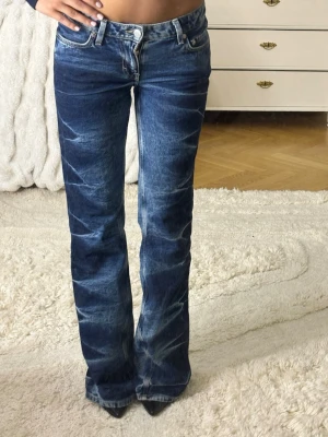 Weekday bootcut jeans med mönster  - Säljer dessa lågmidjade weekday jeans med mönster i väldigt bra skick💞