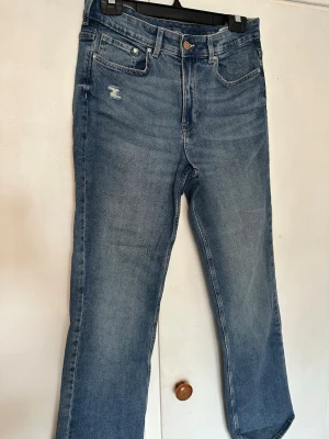 Bootcut jeans från H&M - Ett par klassiska blå bootcut jeans med rak passform från H&M. Sparsamt använda 🌸