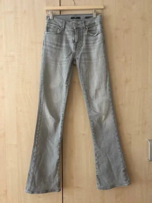 Bootcut jeans, 7 for all mankind - Superfina jeans från 7 for all mankind i bra skick och stretchigr material! Midjemått rakt över 35 cm och Innerbenslängd 82 cm! Nypris ca 2000 kr💓